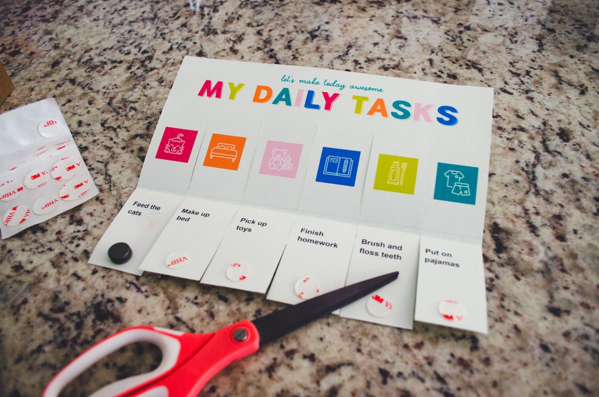 Printable daily task chore chart with scissors.